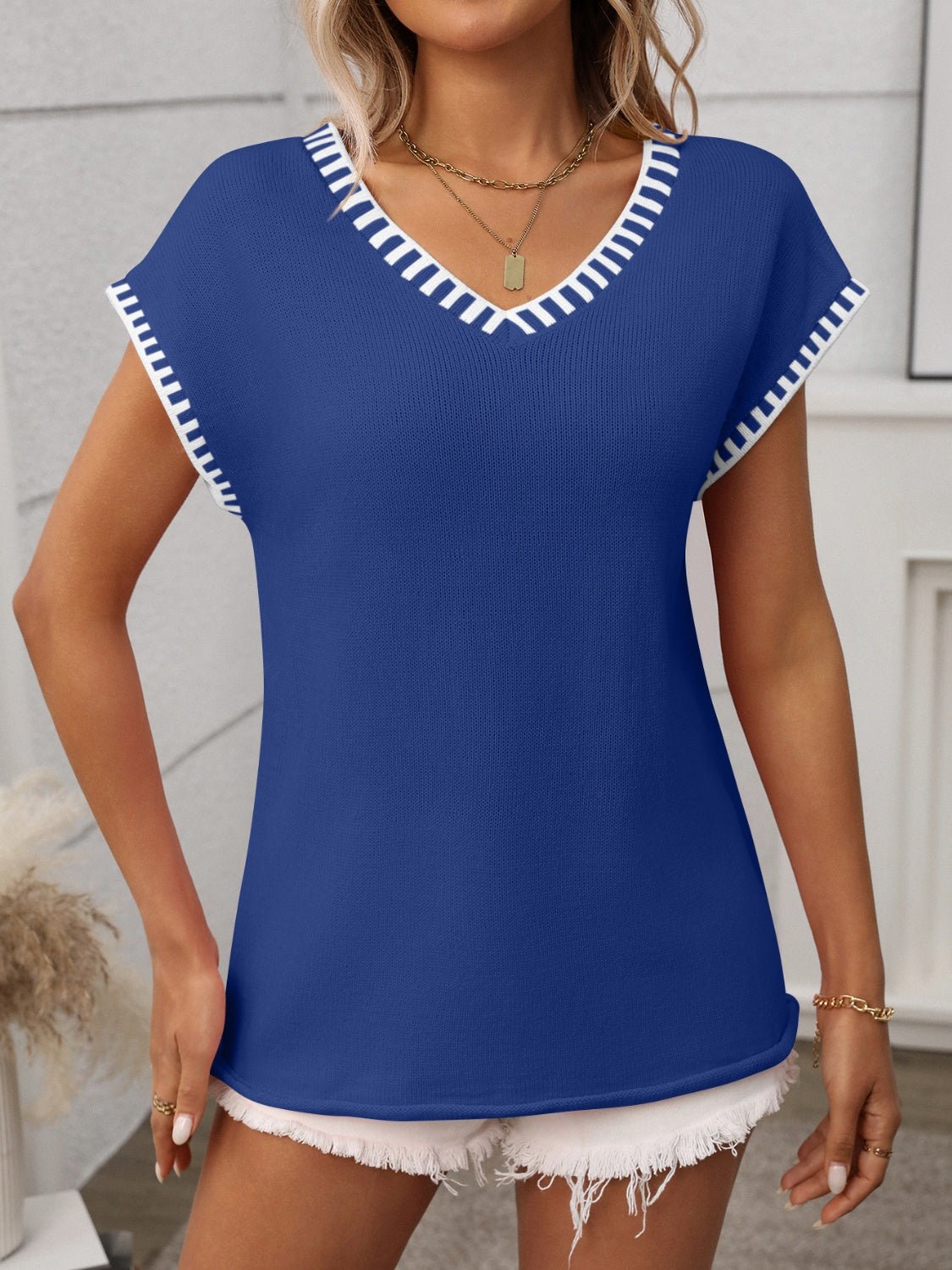 Contrast Trim V - Neck Short Sleeve Knit Top - ViarousViarousViarous