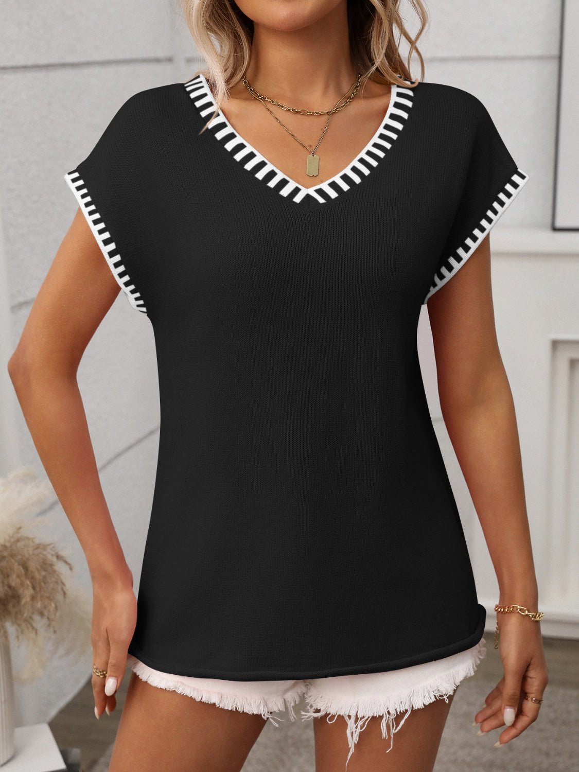 Contrast Trim V - Neck Short Sleeve Knit Top - ViarousViarousViarous
